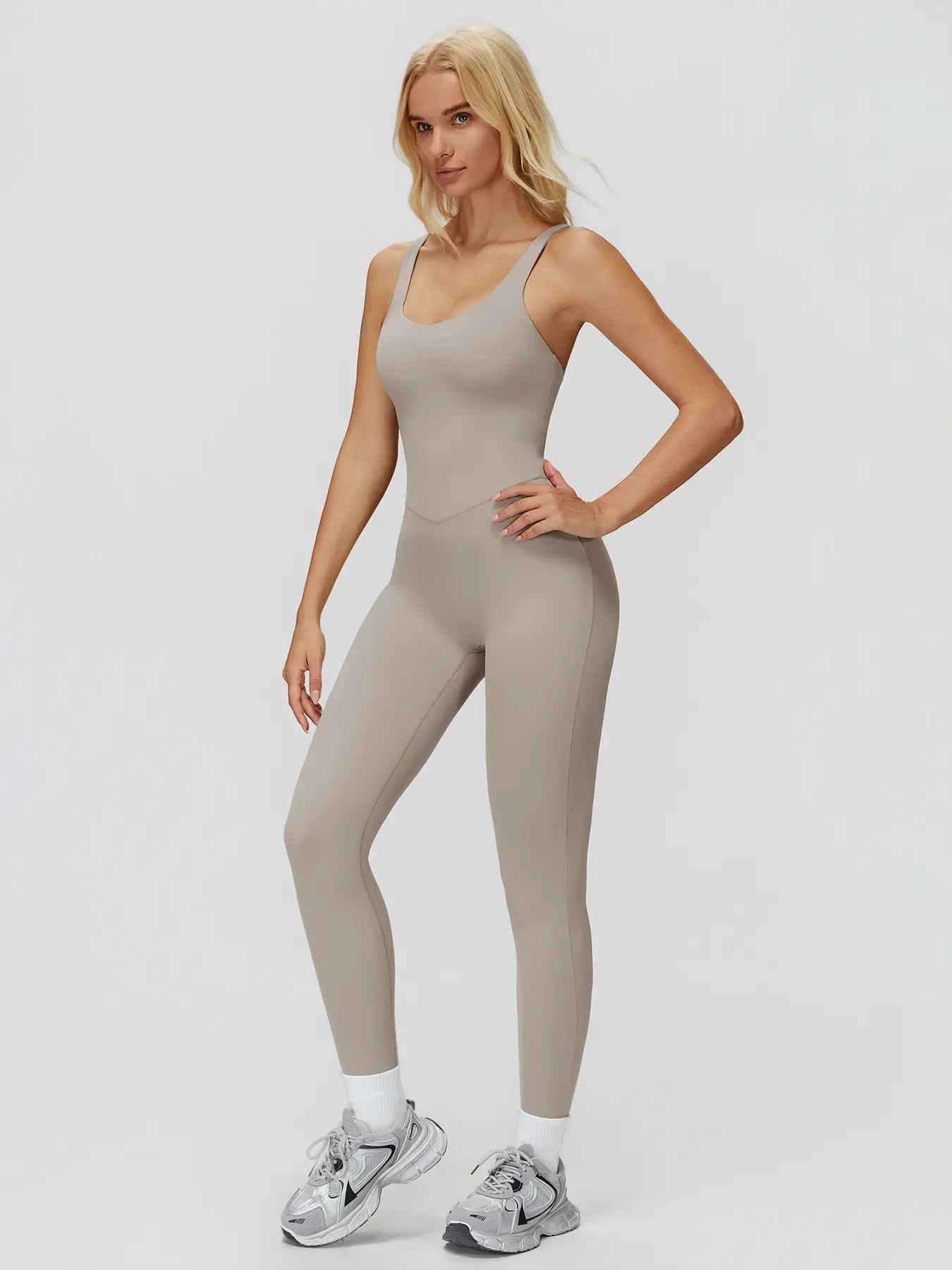 Women's Sporty Yoga Pants, Above-The-Knee Tight-Fitting Design - image 7